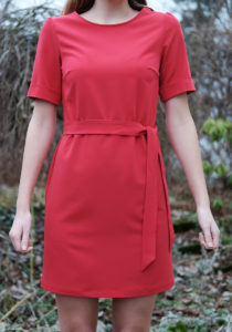 Klänningen Birgit, röd med skärp